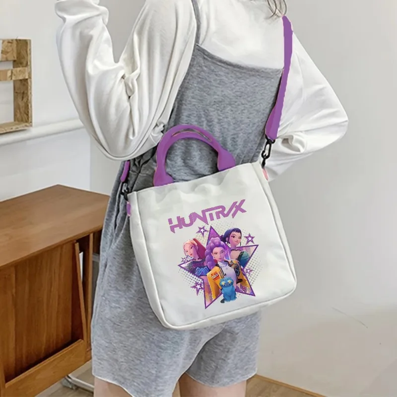 KPop Demon Hunters сумка на плечо Kawaii мультяшная сумка большая вместительная сумка через плечо модная портативная холщовая сумка для хранения подарок
KPop Demon Hunters сумка на плечо Kawaii мультяшная сумка большая вместительная сумка через плечо модная портативная холщовая сумка для хранения подарок