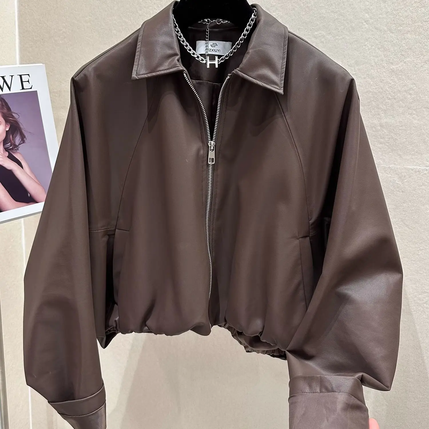 2025 Spring and Autumn New Women's Leather Jacket Loose Commuter Collar PU Short Top
2025 Spring and Autumn New Women's Leather Jacket Loose Commuter Collar PU Short Top