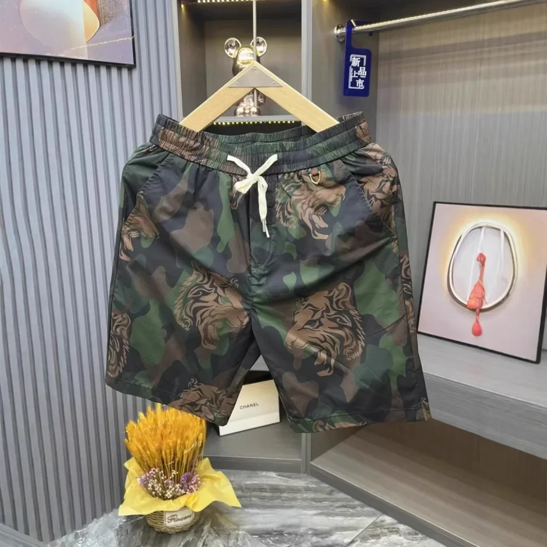 Новые летние модные мужские шорты с буквенным принтом в стиле граффити, прямые модные пляжные брюки с пятью точками для пар, повседневные шорты
Новые летние модные мужские шорты с буквенным принтом в стиле граффити, прямые модные пляжные брюки с пятью точками для пар, повседневные шорты