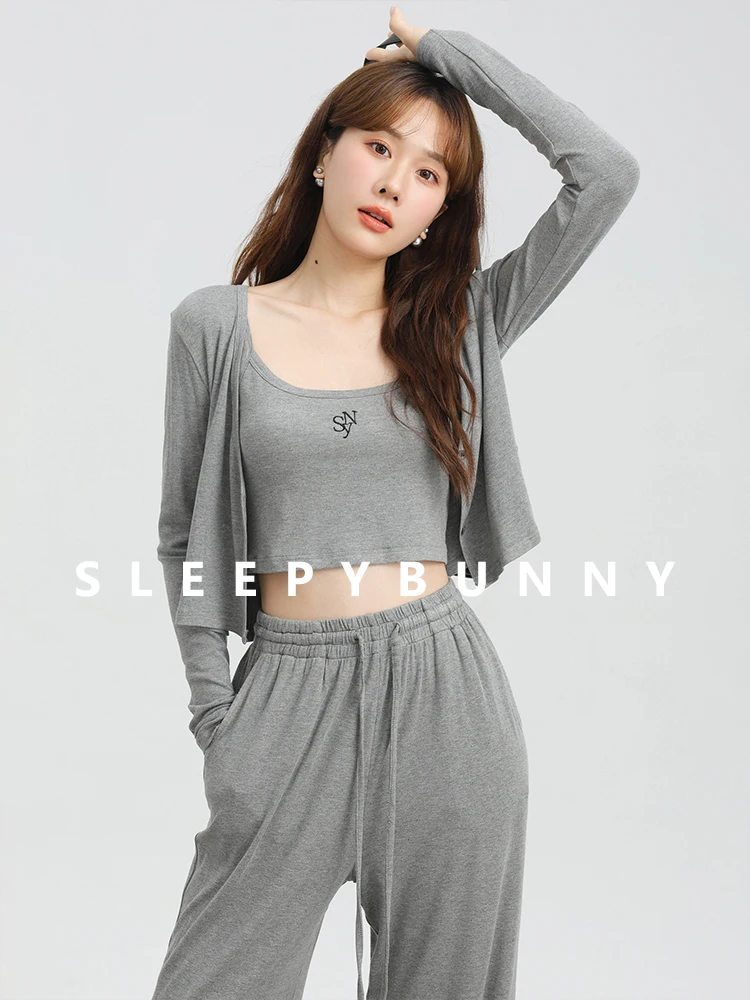 Three-Piece Knit Cardigan Set V-Neck Embroidered Tank Top Drawstring Wide Leg Pants Casual Lounge Wear for Women Spring Wear
Three-Piece Knit Cardigan Set V-Neck Embroidered Tank Top Drawstring Wide Leg Pants Casual Lounge Wear for Women Spring Wear