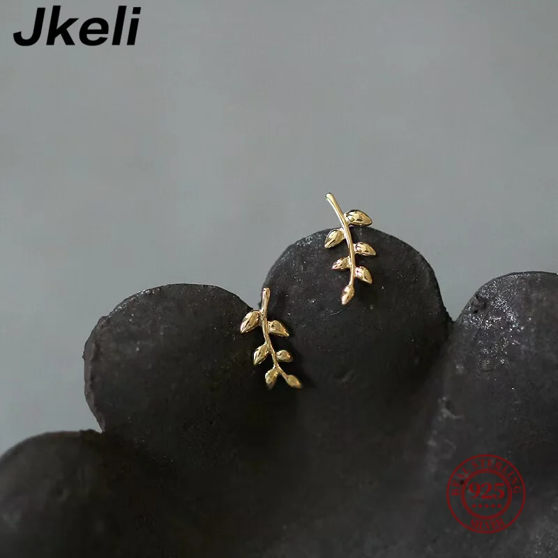 Jkeli S925 стерлингового серебра 14 К позолоченные мини-серьги с веткой листьев женские элегантные свежие стильные украшения для ушей Ins Leaf
Jkeli S925 стерлингового серебра 14 К позолоченные мини-серьги с веткой листьев женские элегантные свежие стильные украшения для ушей Ins Leaf