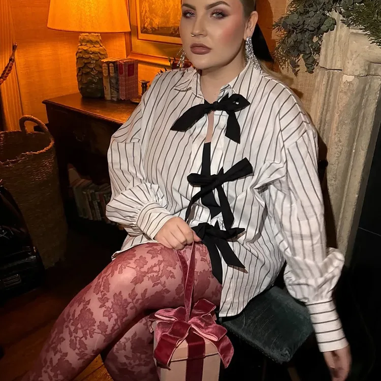 Solid Color Stripe Bow Tie Front Elegant Shirt Women Chic Stand Collar Puff Sleeve Striped Bow Shirts 2026 Lady New Street Wear
Solid Color Stripe Bow Tie Front Elegant Shirt Women Chic Stand Collar Puff Sleeve Striped Bow Shirts 2026 Lady New Street Wear