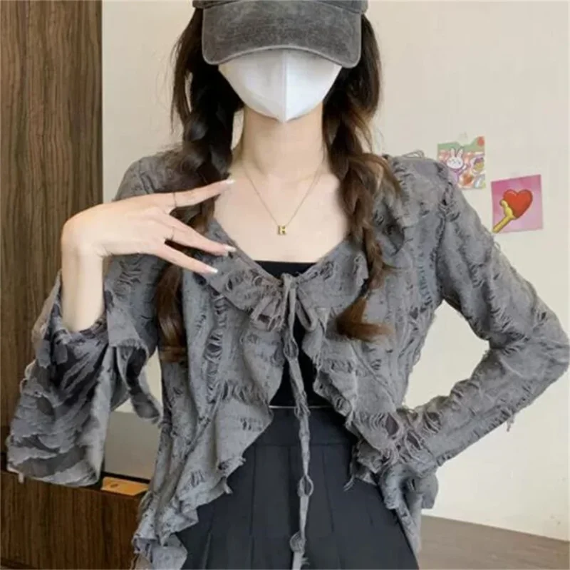 Модный женский вязаный кардиган 2026 года в корейском стиле с рюшами, асимметричный укороченный жакет с V-образным вырезом, расклешенными длинными рукавами и декоративными прорезями, уличный стиль
Модный женский вязаный кардиган 2026 года в корейском стиле с рюшами, асимметричный укороченный жакет с V-образным вырезом, расклешенными длинными рукавами и декоративными прорезями, уличный стиль
