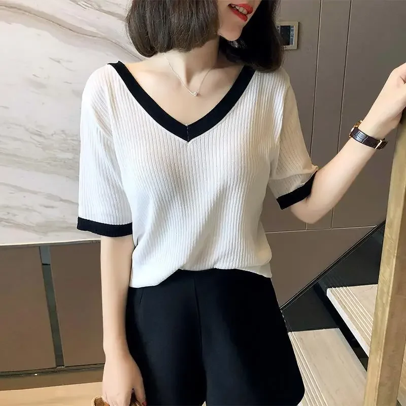 2025 Korean Fashion T-Shirts Casual V-neck Pullovers Solid Color Loose Short Sleeve Comfortable Women's Clothing
2025 Korean Fashion T-Shirts Casual V-neck Pullovers Solid Color Loose Short Sleeve Comfortable Women's Clothing