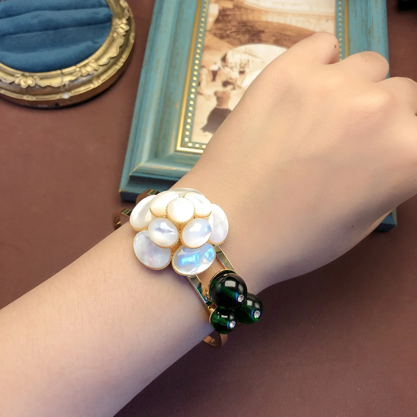 Western Antique Copper 18K Gold Plated Retro Flower Style Inlaid with White Mother of Pearl Bracelet for Women Simple Jewelry
Western Antique Copper 18K Gold Plated Retro Flower Style Inlaid with White Mother of Pearl Bracelet for Women Simple Jewelry