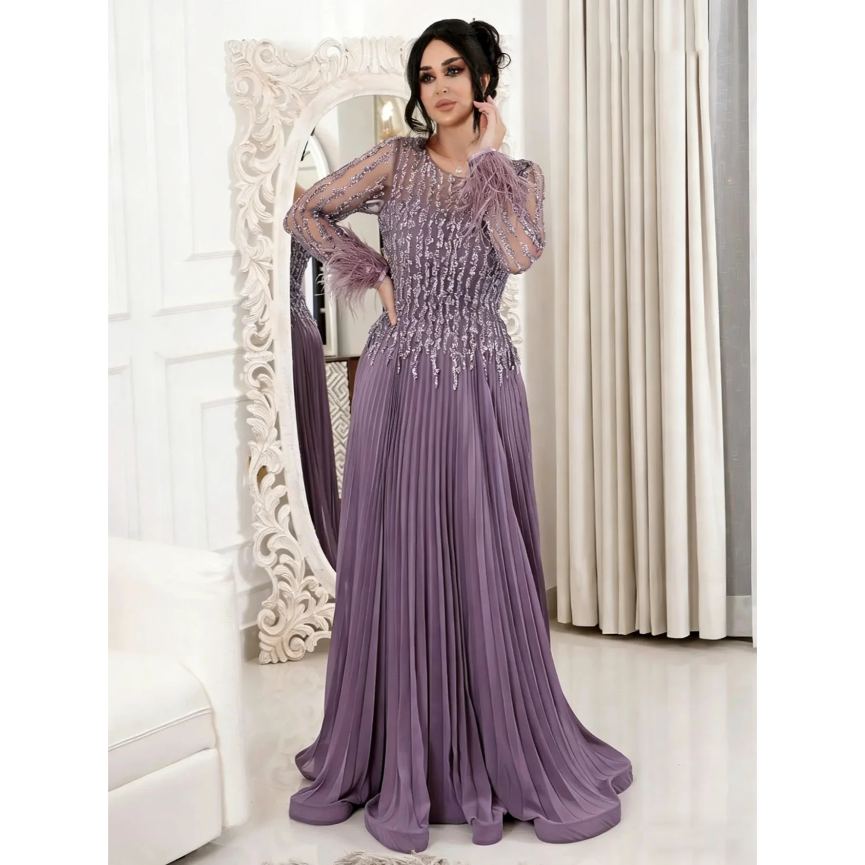 Индивидуальное вечернее платье А-силуэта с круглым вырезом, украшенное фиолетовыми бусинами и кристаллами, с длинными рукавами и перьями, для банкетов и торжественных мероприятий
Индивидуальное вечернее платье А-силуэта с круглым вырезом, украшенное фиолетовыми бусинами и кристаллами, с длинными рукавами и перьями, для банкетов и торжественных мероприятий