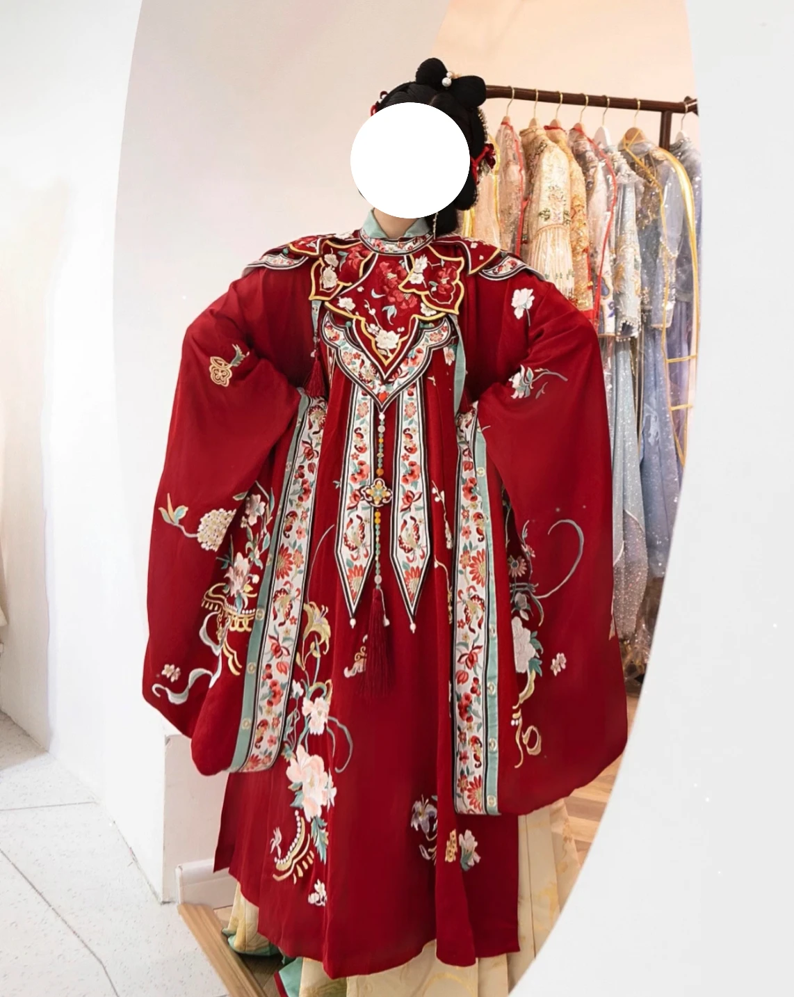 Traditional Red Hanfu Wedding Dress Women's Embroidered Cloud Shoulder Stand Collar Ming Dynasty Style Wine Offering Ceremony...
Traditional Red Hanfu Wedding Dress Women's Embroidered Cloud Shoulder Stand Collar Ming Dynasty Style Wine Offering Ceremony...