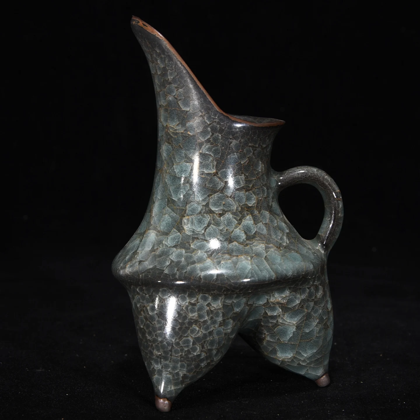 Официальная печь династии Сун, ритуальная чашка с рисунком ледяной трещины
Официальная печь династии Сун, ритуальная чашка с рисунком ледяной трещины