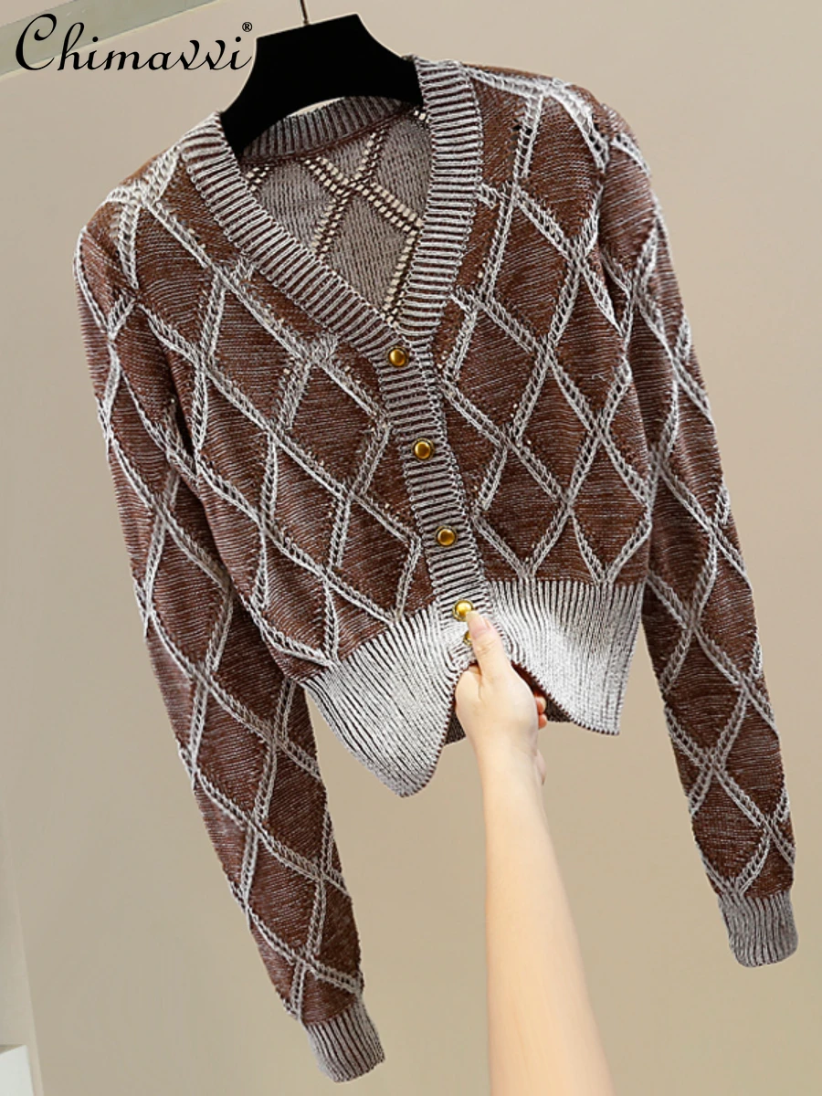 Fashion Hollowed-out V-neck Sweater Autumn New Heavy Metal Single-Breasted Slim Short Hit Color Diamond Lattice Knitted Cardigan
Fashion Hollowed-out V-neck Sweater Autumn New Heavy Metal Single-Breasted Slim Short Hit Color Diamond Lattice Knitted Cardigan