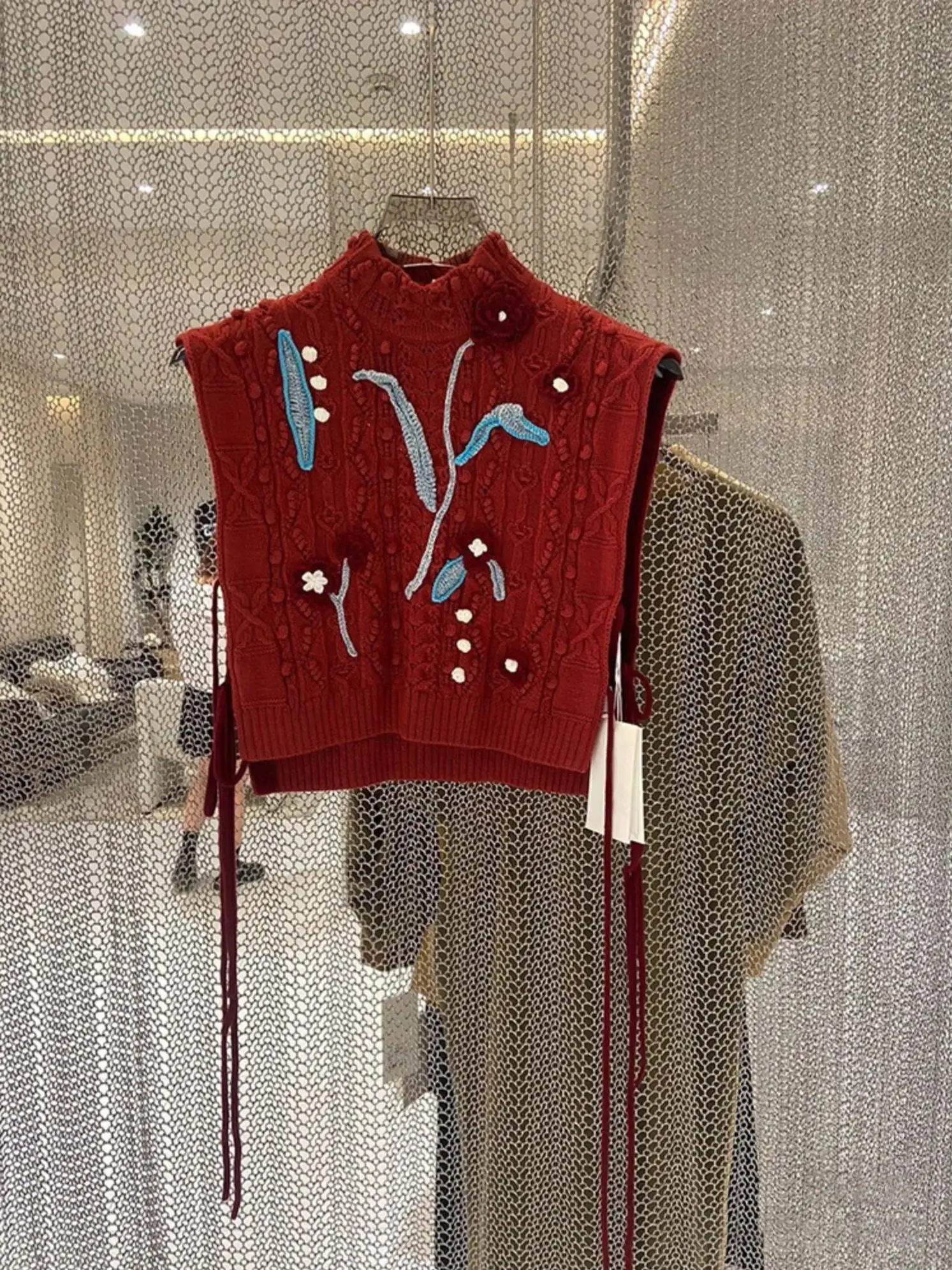 Red Heavy Embroidery Sweater Vest Women's Autumn Winter Stand Collar Design Knitted Top Sleeveless Shoulder Pad
Red Heavy Embroidery Sweater Vest Women's Autumn Winter Stand Collar Design Knitted Top Sleeveless Shoulder Pad