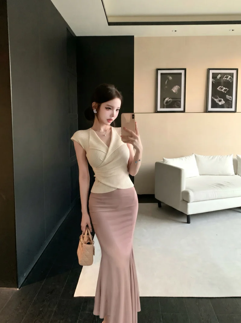 Kumikumi Summer Slim Fit Knitted Set Short Sleeve High Waist Skirt V-Neck Two-Piece Women's Fashion Ensemble Light Weight
Kumikumi Summer Slim Fit Knitted Set Short Sleeve High Waist Skirt V-Neck Two-Piece Women's Fashion Ensemble Light Weight