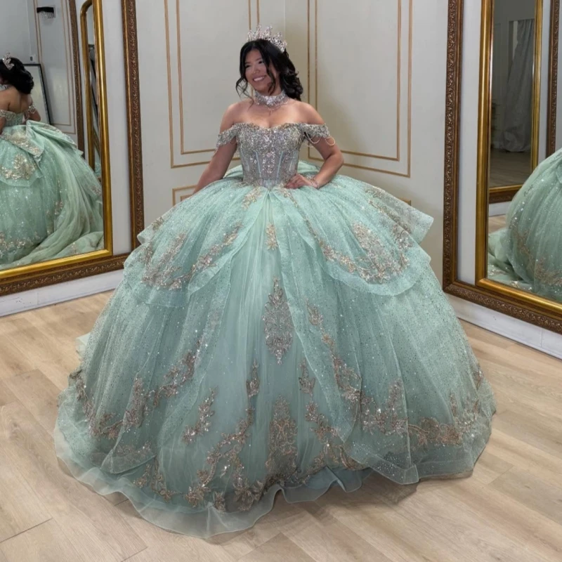 Мятно-зеленые блестящие платья Quinceanera с открытыми плечами, аппликация, кружево, бисер, хрустальный бант, тюлевой корсет, вечерние, день рождения, сладкое платье 16 лет
Мятно-зеленые блестящие платья Quinceanera с открытыми плечами, аппликация, кружево, бисер, хрустальный бант, тюлевой корсет, вечерние, день рождения, сладкое платье 16 лет