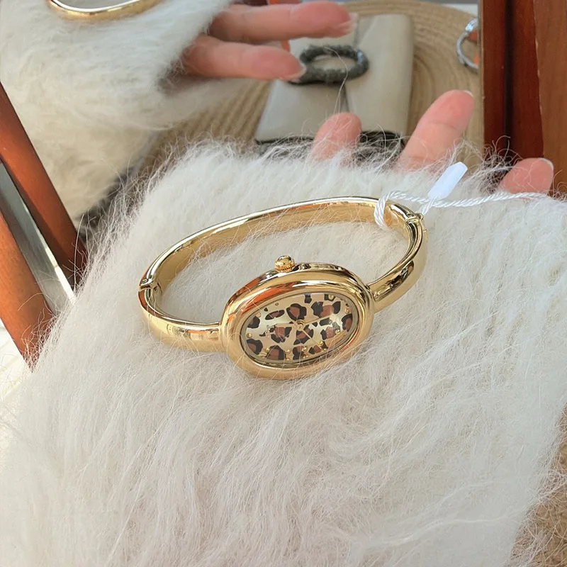 Leopard print creative design round bracelet women's watch high-end temperament personality exquisite bathtub women quartz watch
Leopard print creative design round bracelet women's watch high-end temperament personality exquisite bathtub women quartz watch