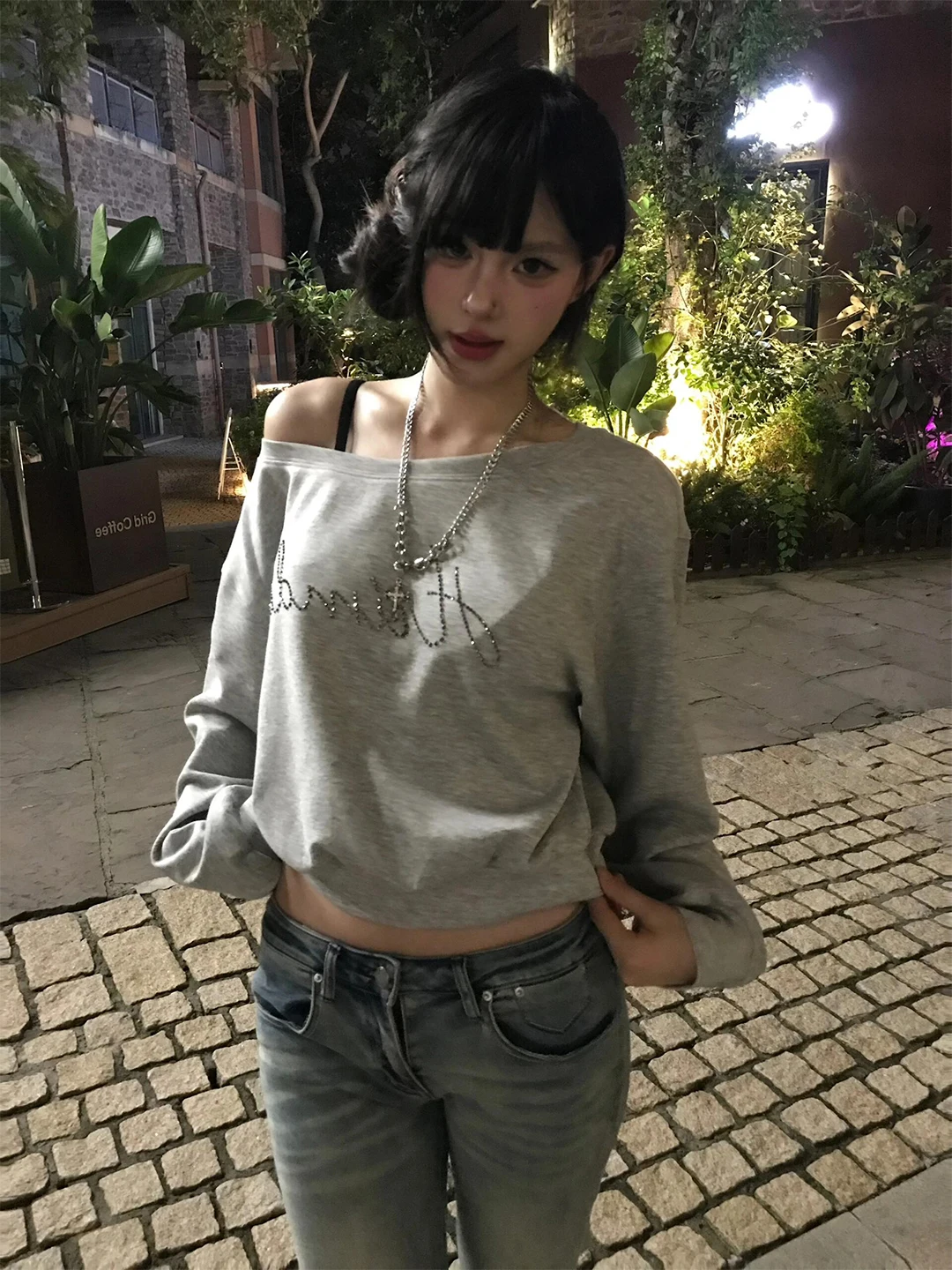 Slim Fit Short Sleeve Long Shoulder Diamond Embellished Sweatshirt Women's Fashion Design Autumn New Style Versatile Casual Top
Slim Fit Short Sleeve Long Shoulder Diamond Embellished Sweatshirt Women's Fashion Design Autumn New Style Versatile Casual Top
