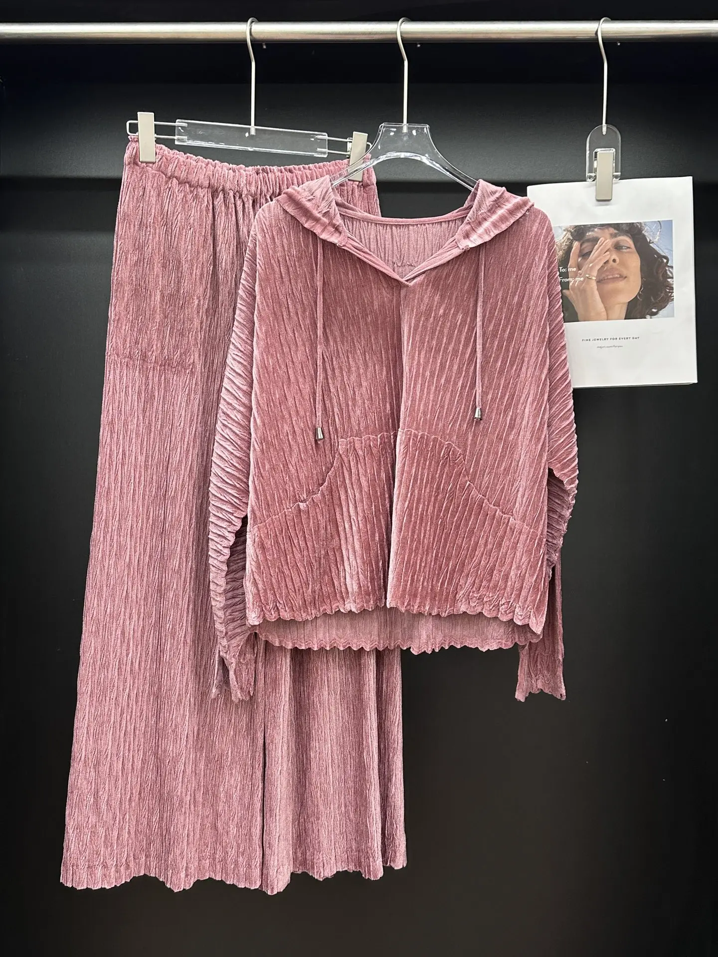 Miyake Pleated Solid Color French Vintage Suit 2025 Spring New Slouchy Feeling Top + Straight Thin Wide Leg Pants Hooded Suit
Miyake Pleated Solid Color French Vintage Suit 2025 Spring New Slouchy Feeling Top + Straight Thin Wide Leg Pants Hooded Suit