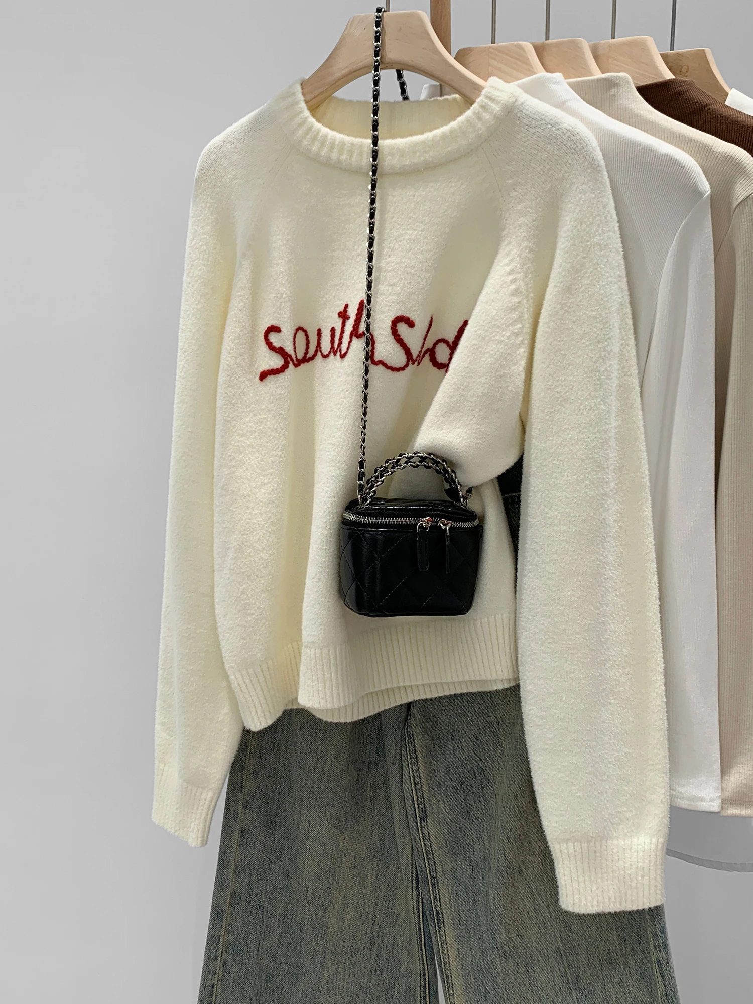 Women's Knitted Embroidered Letter round Neck Base Shirt Loose Fit Autumn Winter New Style Lazy Inner Wear Overhead Sweater
Women's Knitted Embroidered Letter round Neck Base Shirt Loose Fit Autumn Winter New Style Lazy Inner Wear Overhead Sweater