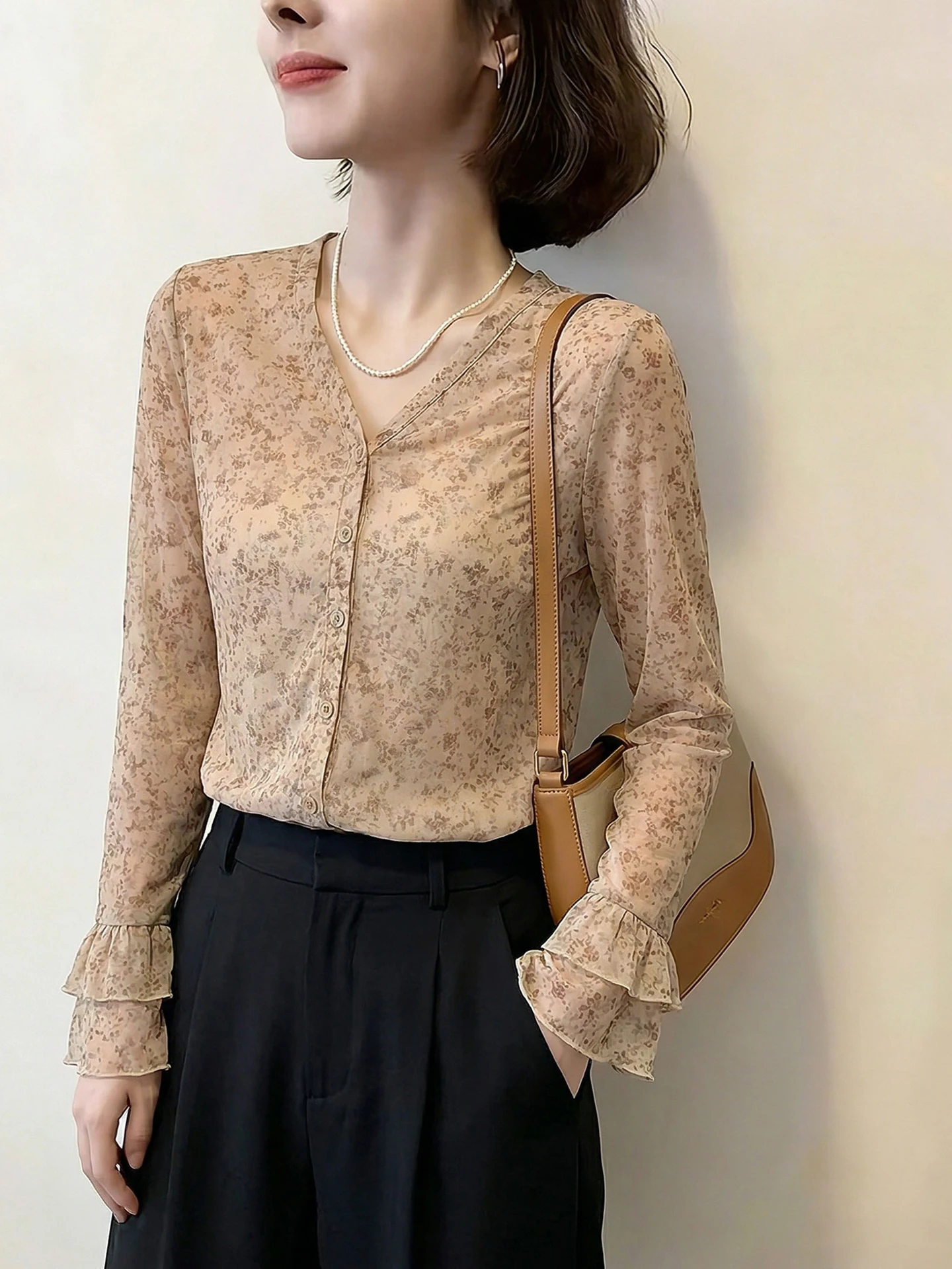 Summer Soft Breeze Fashionable Versatile V-Neck Long Sleeve Women's Shirt Single Button Sun Protection Casual Commute Style
Summer Soft Breeze Fashionable Versatile V-Neck Long Sleeve Women's Shirt Single Button Sun Protection Casual Commute Style