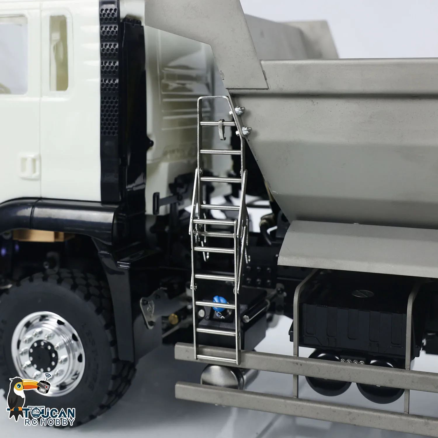 Toys LESU 1/14 RC Dump Truck 6x6 RC Tripper Metal Front Cylinder Hydraulic RC Truck Lights Sound System ESC Motor RC Toys Model
Toys LESU 1/14 RC Dump Truck 6x6 RC Tripper Metal Front Cylinder Hydraulic RC Truck Lights Sound System ESC Motor RC Toys Model