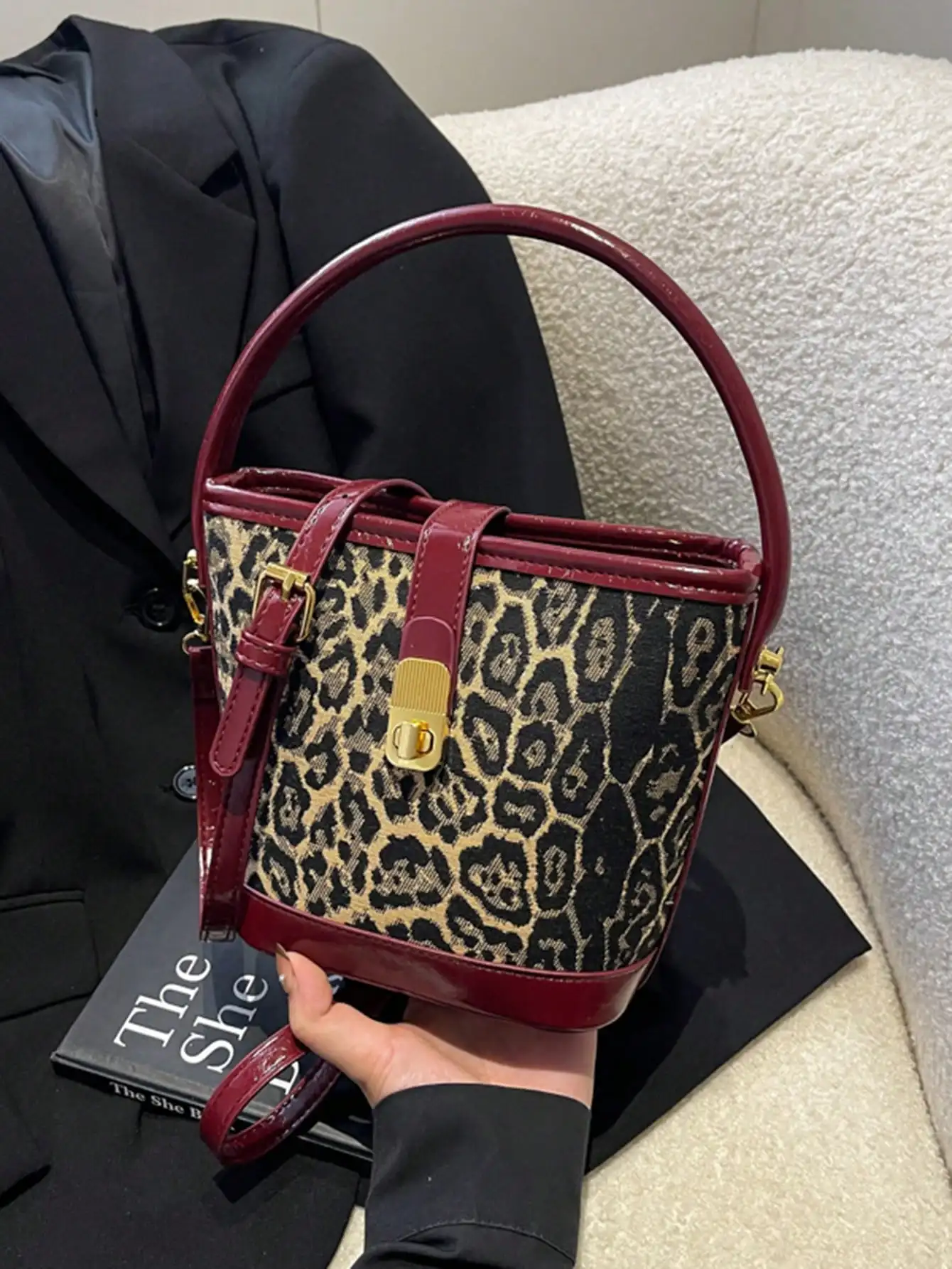 Бордовая сумка-ведро с леопардовым принтом, с верхней ручкой и ремнем через плечо
Бордовая сумка-ведро с леопардовым принтом, с верхней ручкой и ремнем через плечо