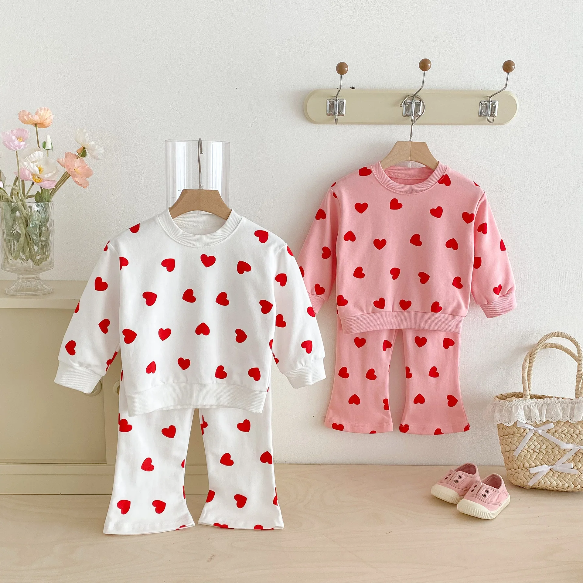 Baby Girls 2-piece Outfit Heart Print Long Sleeve Crew Neck Sweatshirt With Elastic Waist Sweatpants Fall Clothes
Baby Girls 2-piece Outfit Heart Print Long Sleeve Crew Neck Sweatshirt With Elastic Waist Sweatpants Fall Clothes