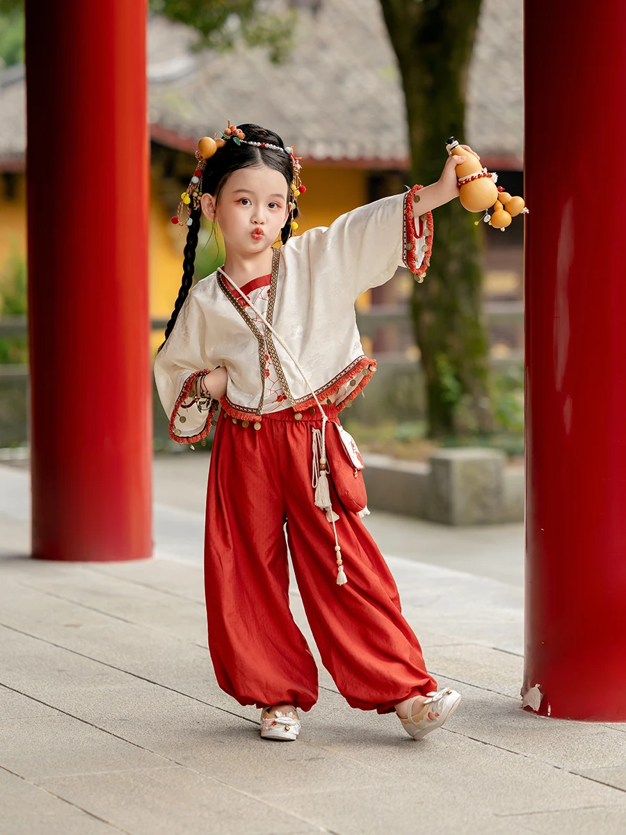 Осенний костюм Hanfu для девочек, новинка 2024, Детский костюм-тройка в старинном стиле, Детский костюм Тан в этническом стиле
Осенний костюм Hanfu для девочек, новинка 2024, Детский костюм-тройка в старинном стиле, Детский костюм Тан в этническом стиле