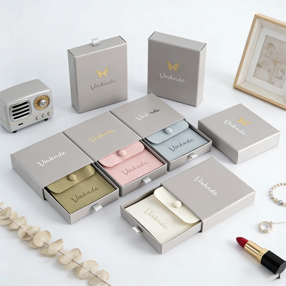 Персонализированные картонные коробки для украшений 10x10x2.5см с логотипом, с выдвижной крышкой и мешочком из микрофибры, коробка для хранения украшений, для сережек
Персонализированные картонные коробки для украшений 10x10x2.5см с логотипом, с выдвижной крышкой и мешочком из микрофибры, коробка для хранения украшений, для сережек