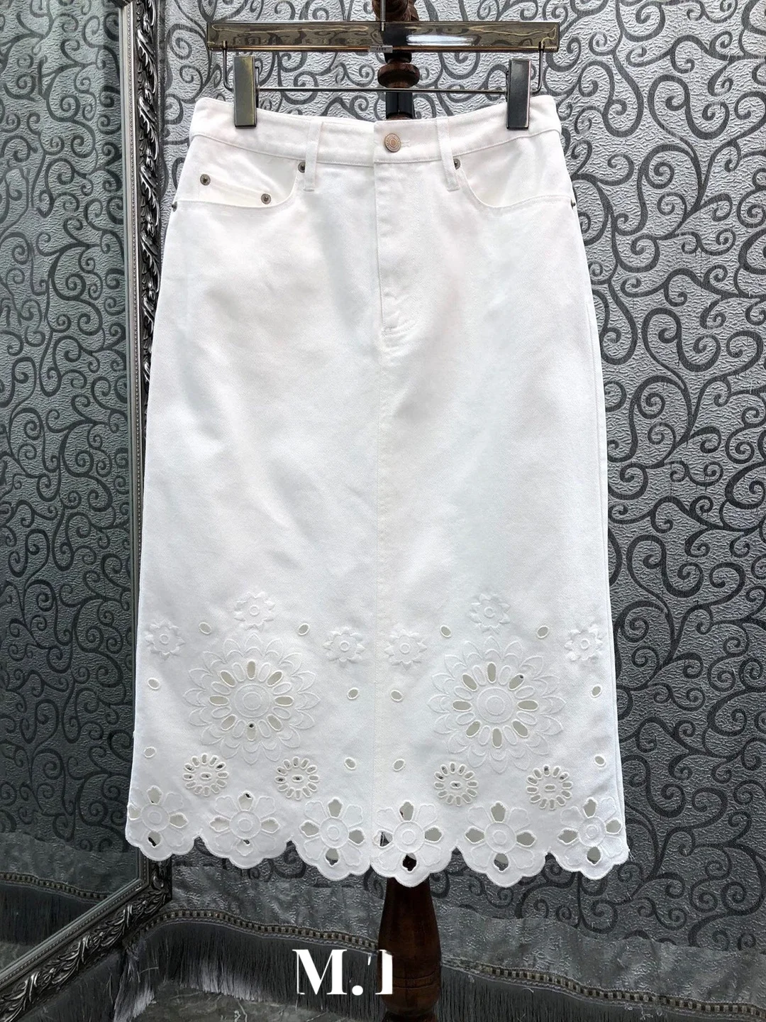 Milan Town Cotton Hollow out Embroidery Skirt High Waist Straight A-Line Half Skirt Back Split Commute Style Ladies Skirt
Milan Town Cotton Hollow out Embroidery Skirt High Waist Straight A-Line Half Skirt Back Split Commute Style Ladies Skirt