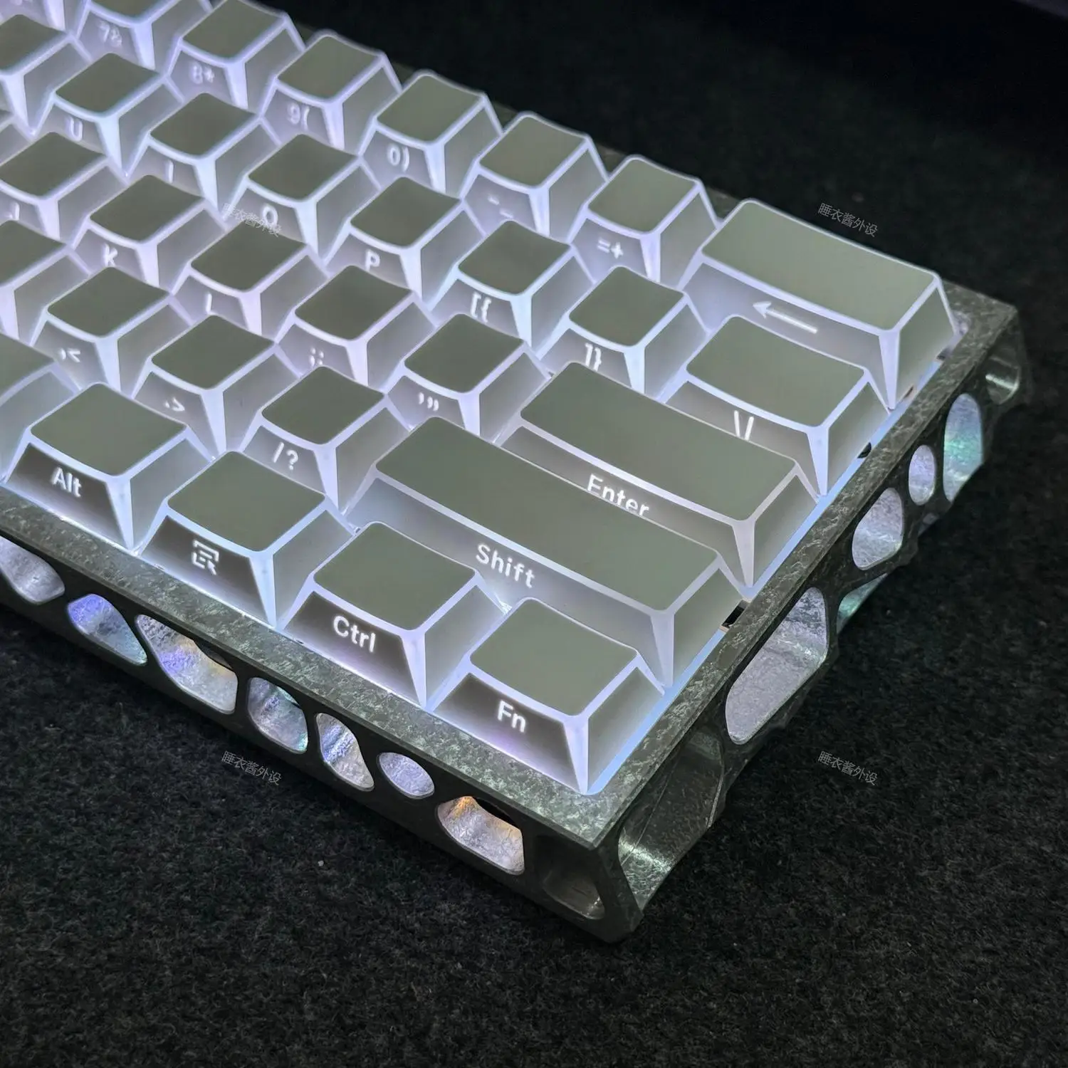 Folded keycap angular light transmission side engraving comic original PBT suitable for wooting and other magnetic axis keyboard
Folded keycap angular light transmission side engraving comic original PBT suitable for wooting and other magnetic axis keyboard