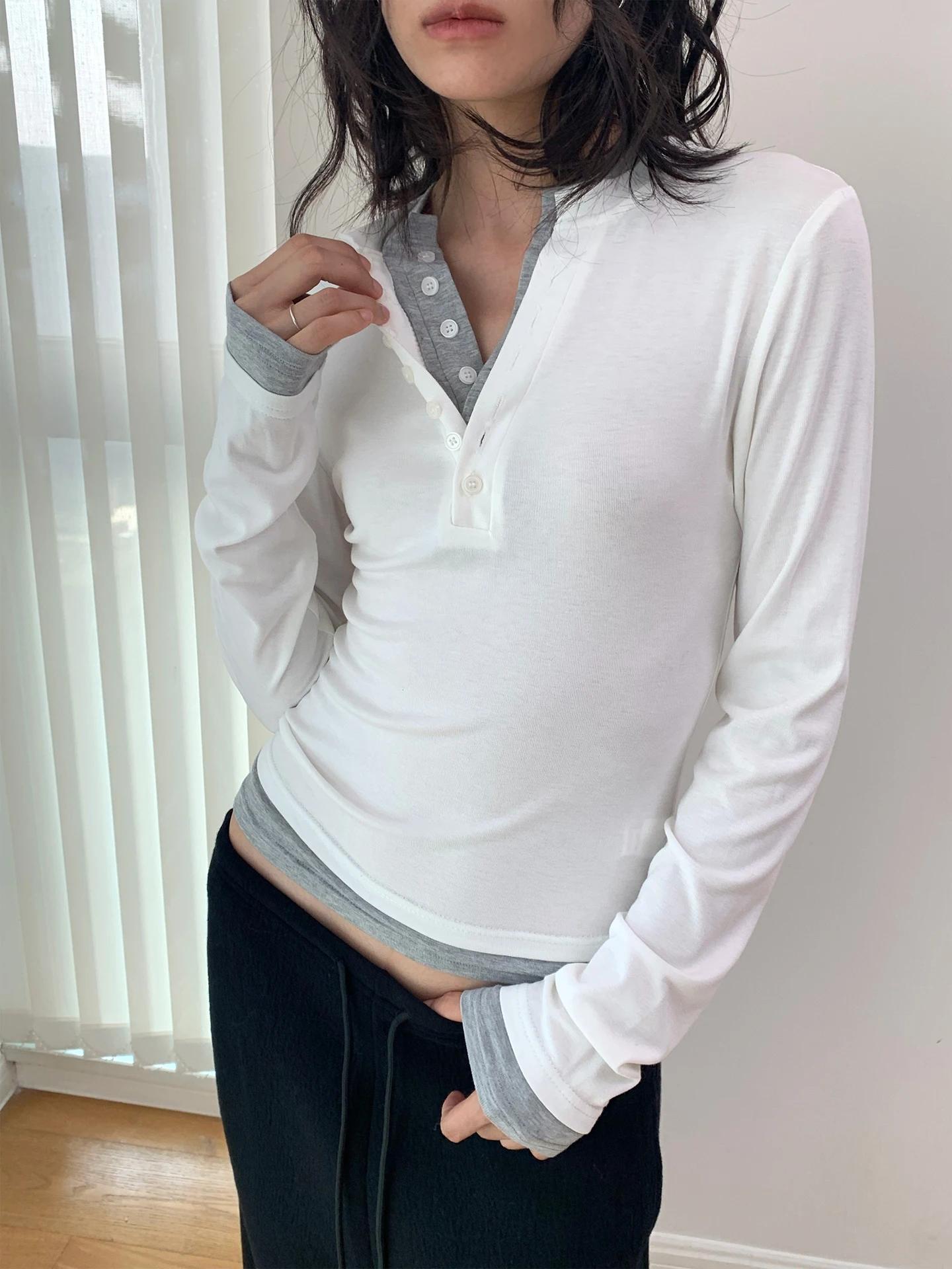 Женская футболка с длинным рукавом Slim Fit в корейском стиле с полуоткрытым воротником, имитация двухслойности, универсальный повседневный топ для блогеров
Женская футболка с длинным рукавом Slim Fit в корейском стиле с полуоткрытым воротником, имитация двухслойности, универсальный повседневный топ для блогеров