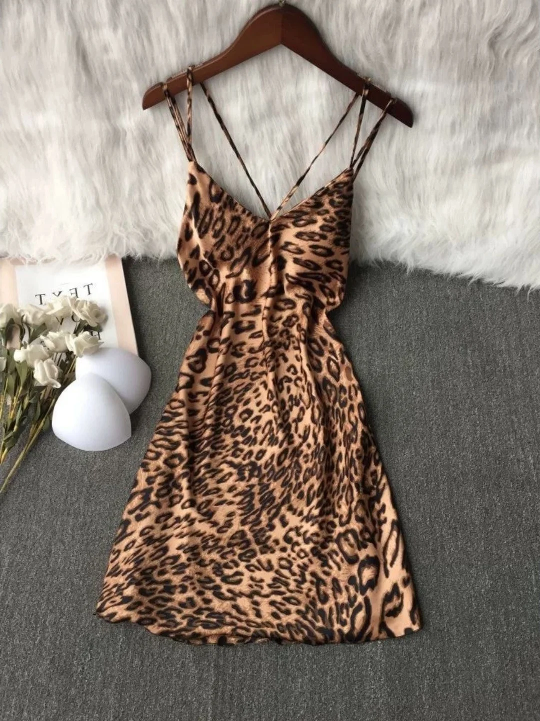 Sexy Leopard Print V-Neck Strap Sleep Dress Women's Pure Desire Cross Back Summer Home Clothes plus Size 300 Pounds
Sexy Leopard Print V-Neck Strap Sleep Dress Women's Pure Desire Cross Back Summer Home Clothes plus Size 300 Pounds