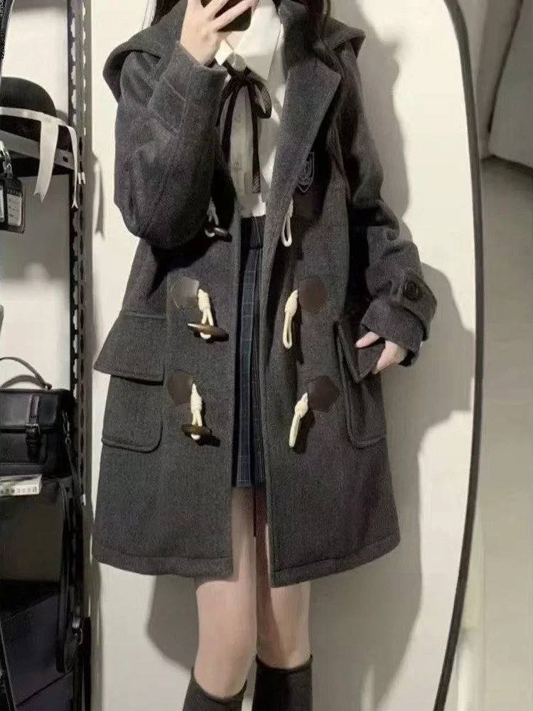 Ladies Mid-Length Woolen Coat Spring 2026 College Sle Korean Version Faionable Hooded Coat with Horn Buttons Casual Wear
Ladies Mid-Length Woolen Coat Spring 2026 College Sle Korean Version Faionable Hooded Coat with Horn Buttons Casual Wear