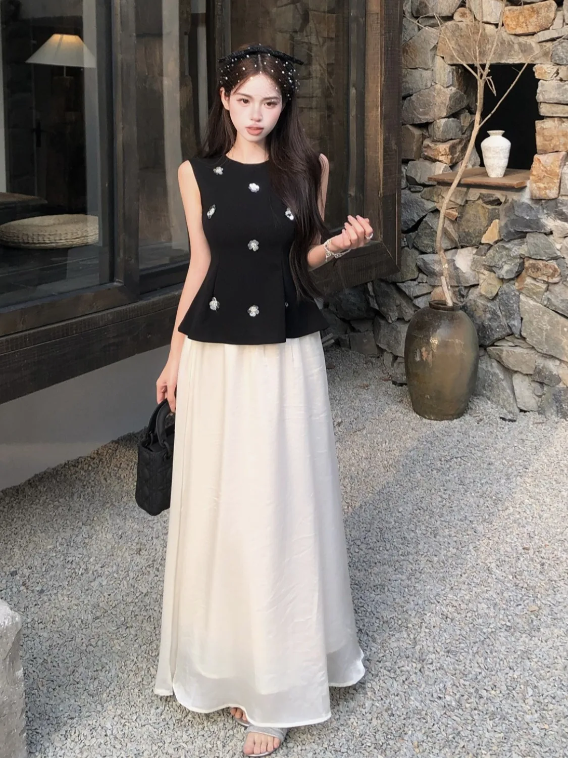 Elegant Summer New High Waist Vest Top Beaded Two-Piece Set Chic Fragrance Style Half-length Skirt Fashionable Women's Ensemble
Elegant Summer New High Waist Vest Top Beaded Two-Piece Set Chic Fragrance Style Half-length Skirt Fashionable Women's Ensemble