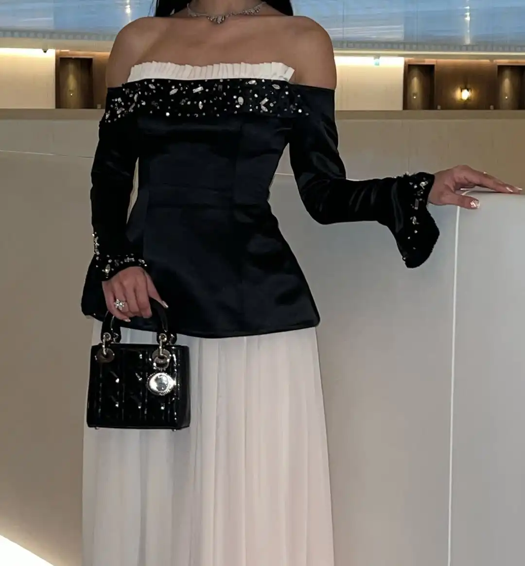 Customized Saudi Ball Dresses Beaded Off-the-shoulder Black Evening Dress Crystal Floor-length Party Gowns Vestidos De Fie
Customized Saudi Ball Dresses Beaded Off-the-shoulder Black Evening Dress Crystal Floor-length Party Gowns Vestidos De Fie