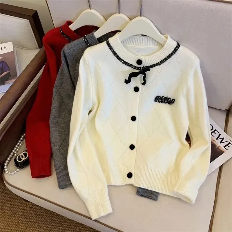 2025 Spring Autumn Bow Sweater Coat Women's Knitted Cardigan Fashion Knitwear Jacket Tops Long Sleeve Sweaters Female 
2025 Spring Autumn Bow Sweater Coat Women's Knitted Cardigan Fashion Knitwear Jacket Tops Long Sleeve Sweaters Female