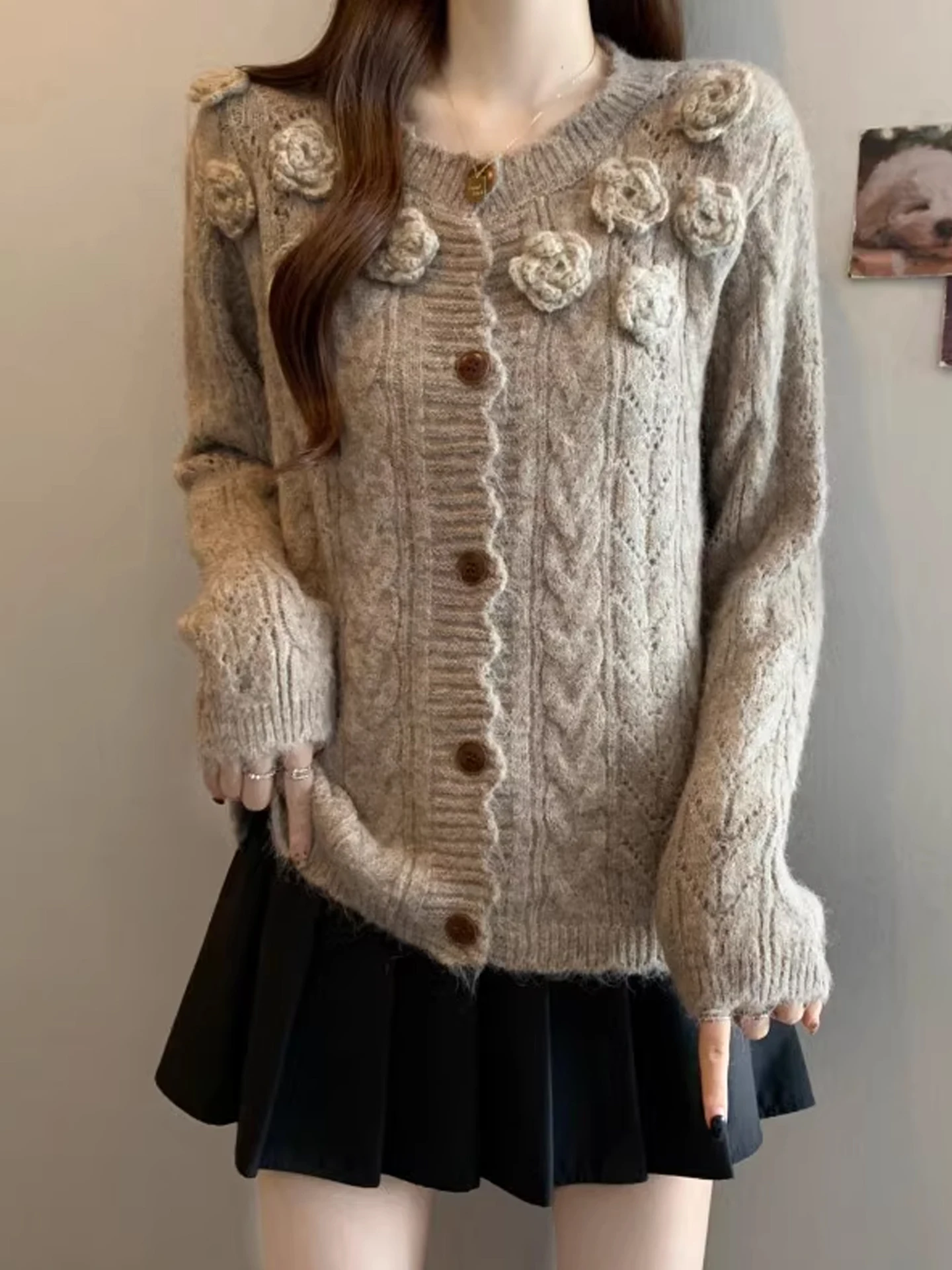 Мягкий уютный вязаный кардиган для женщин, осенне-зимний, больших размеров, в стиле кэжуал, с эффектом высокого качества, свитер-жакет с 3D цветочным декором
Мягкий уютный вязаный кардиган для женщин, осенне-зимний, больших размеров, в стиле кэжуал, с эффектом высокого качества, свитер-жакет с 3D цветочным декором