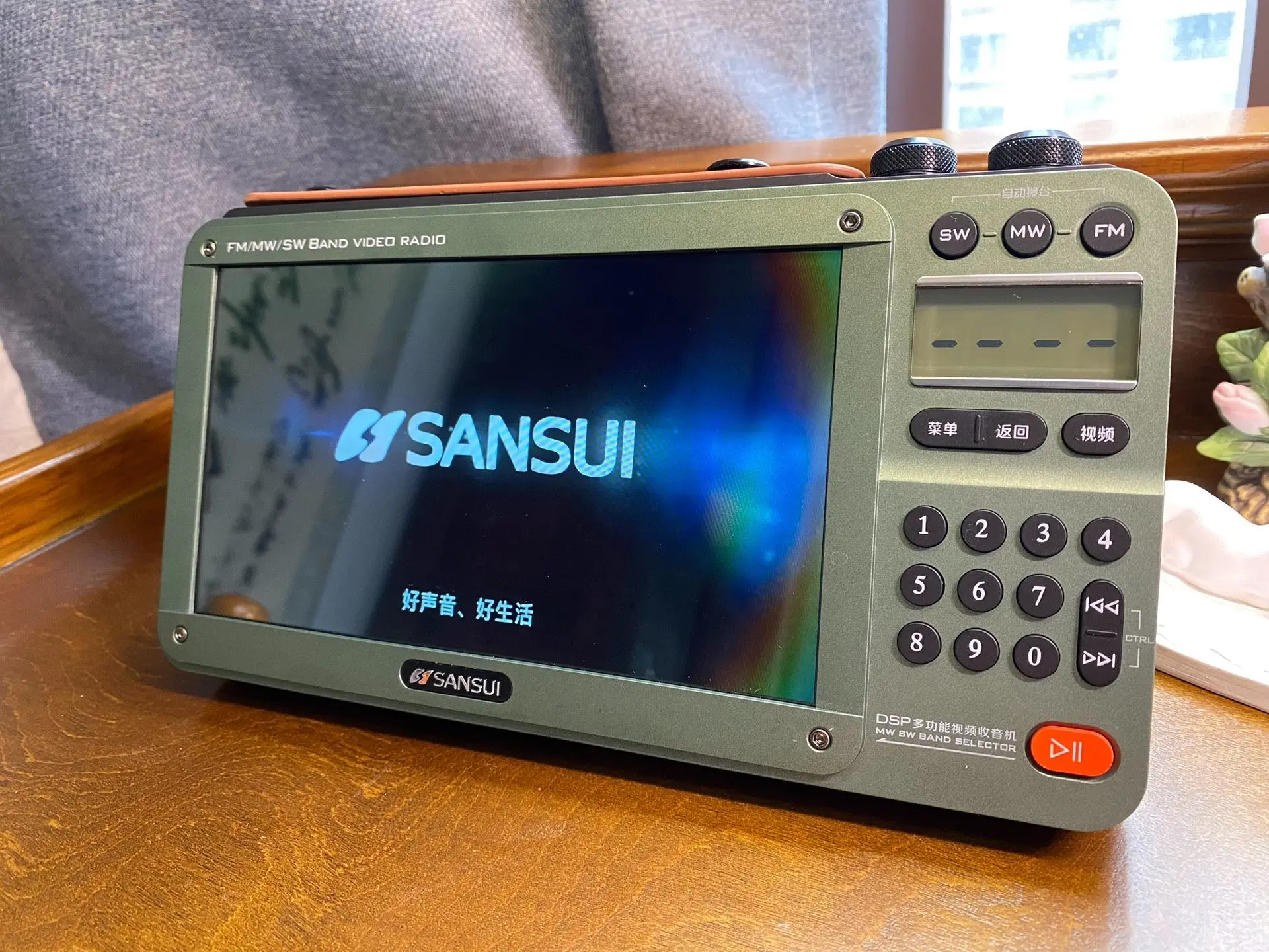 Multi-Function Video Radio,7-inch HD Screen Bluetooth Speaker,FM/MW/SW Radio Support Video/Audio/E-book,Elderly-Friendly Design
Multi-Function Video Radio,7-inch HD Screen Bluetooth Speaker,FM/MW/SW Radio Support Video/Audio/E-book,Elderly-Friendly Design