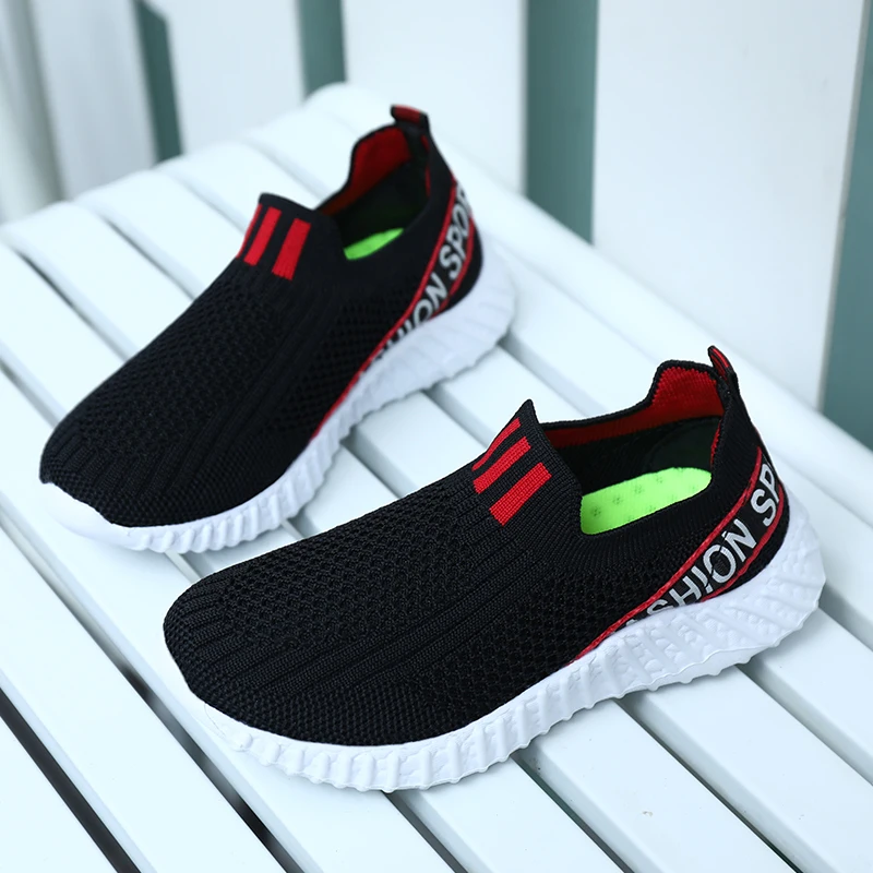 A pair of children's sporty sneakers with adjustable strap, durable sole, suitable for sports and casual outings 8777
A pair of children's sporty sneakers with adjustable strap, durable sole, suitable for sports and casual outings 8777