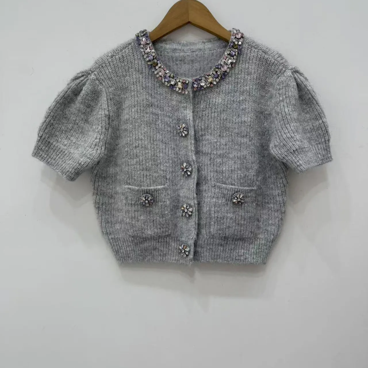 Женский элегантный кардиган с короткими рукавами и бриллиантами, облегающий свитер
Женский элегантный кардиган с короткими рукавами и бриллиантами, облегающий свитер