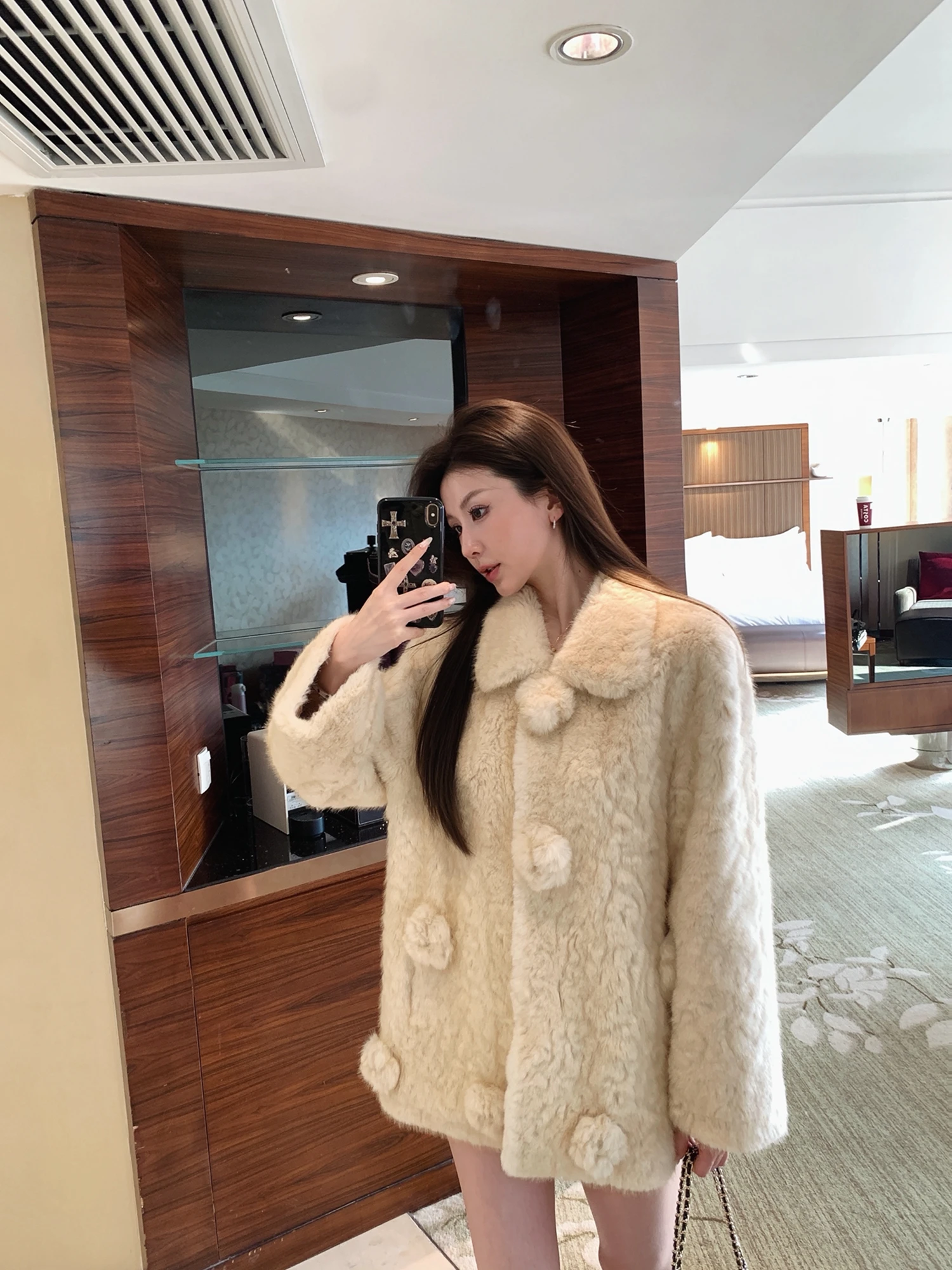 Sweet Milk Ball Little Elephant Fur Coat Floral Middle-aged Women's Winter Outerwear Inteated Fur And Leather Eco-friendly
Sweet Milk Ball Little Elephant Fur Coat Floral Middle-aged Women's Winter Outerwear Inteated Fur And Leather Eco-friendly