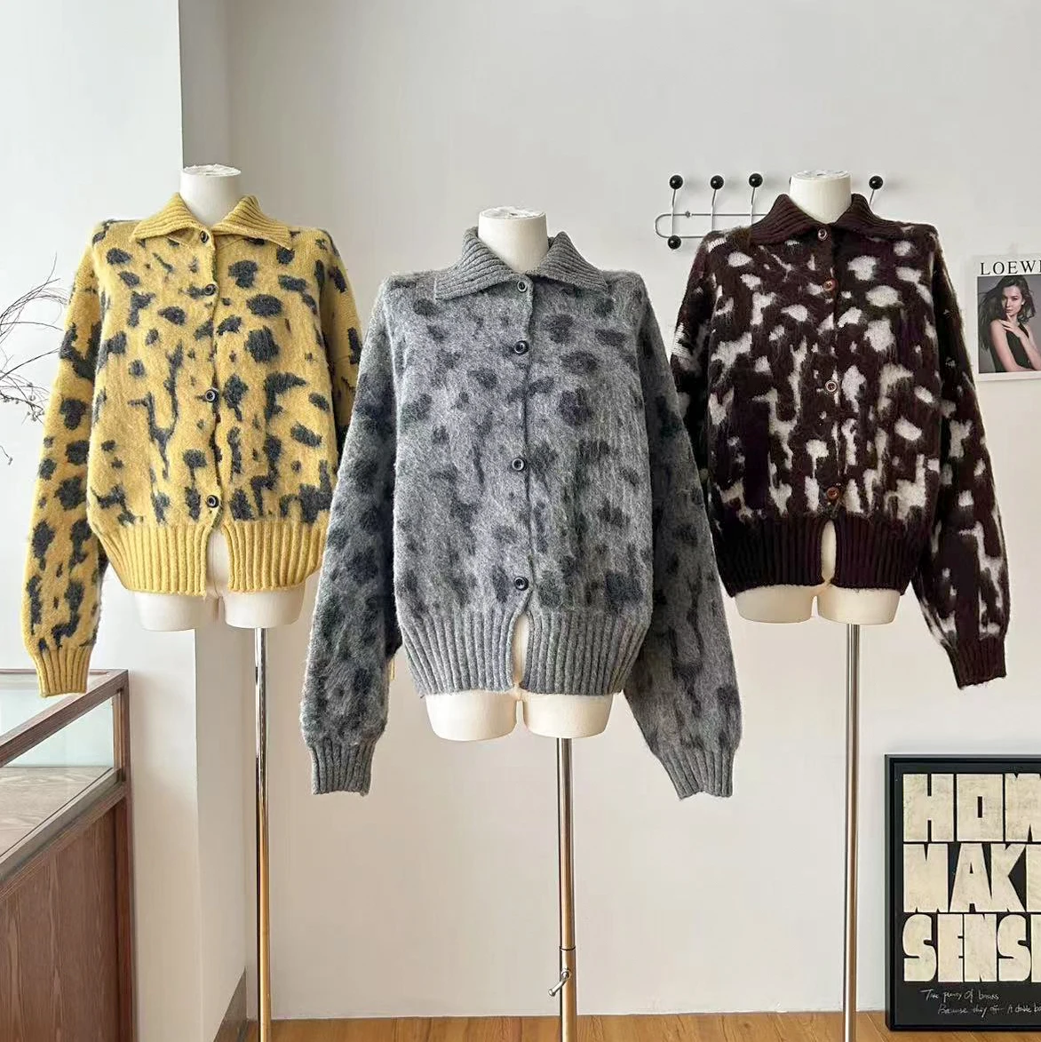 Женский осенне-зимний однобортный леопардовый свободный кардиган с высоким воротником, женский уличный кардиган с длинными рукавами и животным принтом
Женский осенне-зимний однобортный леопардовый свободный кардиган с высоким воротником, женский уличный кардиган с длинными рукавами и животным принтом