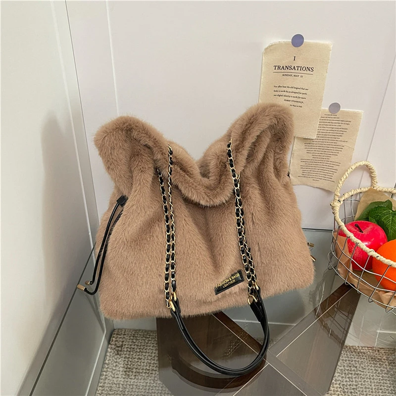 Фирменная плюшевая сумка, новая зимняя большая вместительная сумка, стильная простая универсальная сумка на плечо с цепочкой, женская повседневная пригородная сумка
Фирменная плюшевая сумка, новая зимняя большая вместительная сумка, стильная простая универсальная сумка на плечо с цепочкой, женская повседневная пригородная сумка