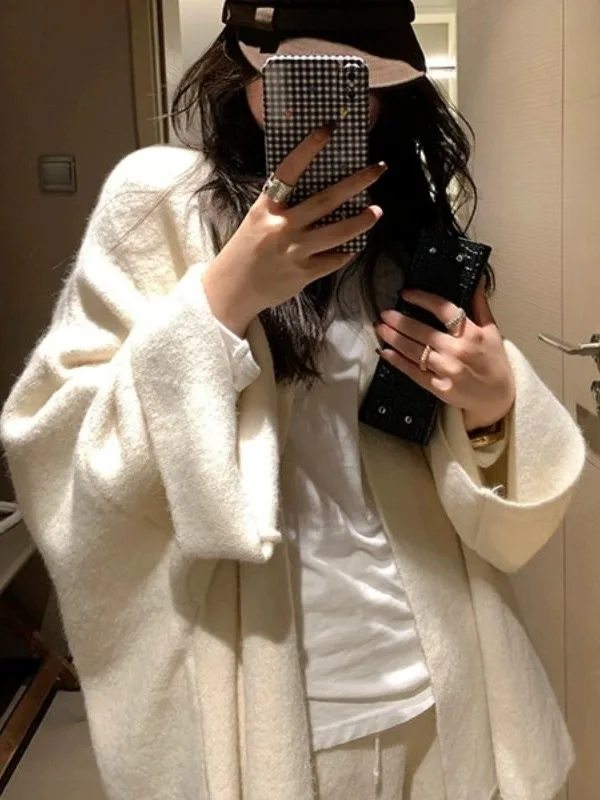 Elegant Batwing Sleeve Knitted Sweater Jacket Two-Piece Set Women's Vintage Preppy Style Sweater Ensemble Fashionable Outerwear
Elegant Batwing Sleeve Knitted Sweater Jacket Two-Piece Set Women's Vintage Preppy Style Sweater Ensemble Fashionable Outerwear