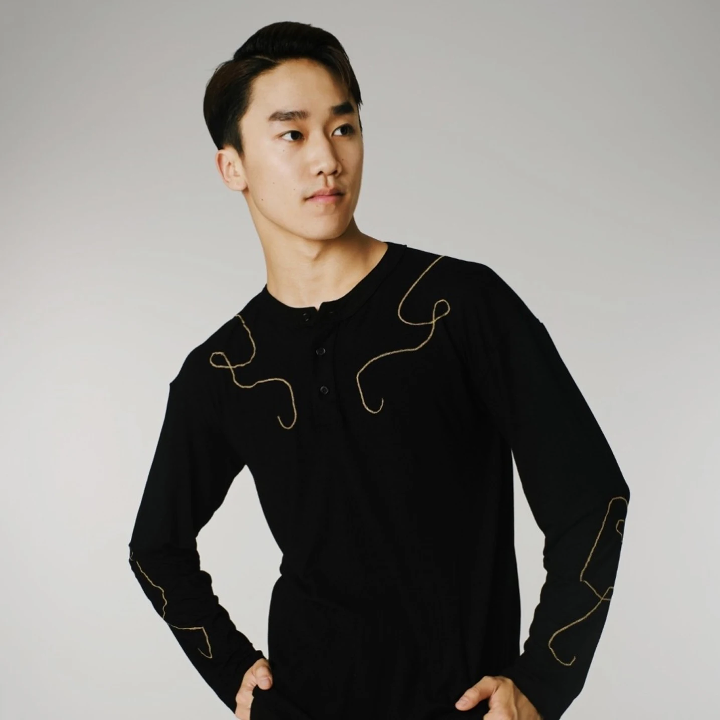 Мужские топы для латинских танцев, одежда для тренировок с круглым вырезом и длинными рукавами, футболка с золотой линией, одежда для выступлений в стиле румба, сальса, DNV26150
Мужские топы для латинских танцев, одежда для тренировок с круглым вырезом и длинными рукавами, футболка с золотой линией, одежда для выступлений в стиле румба, сальса, DNV26150