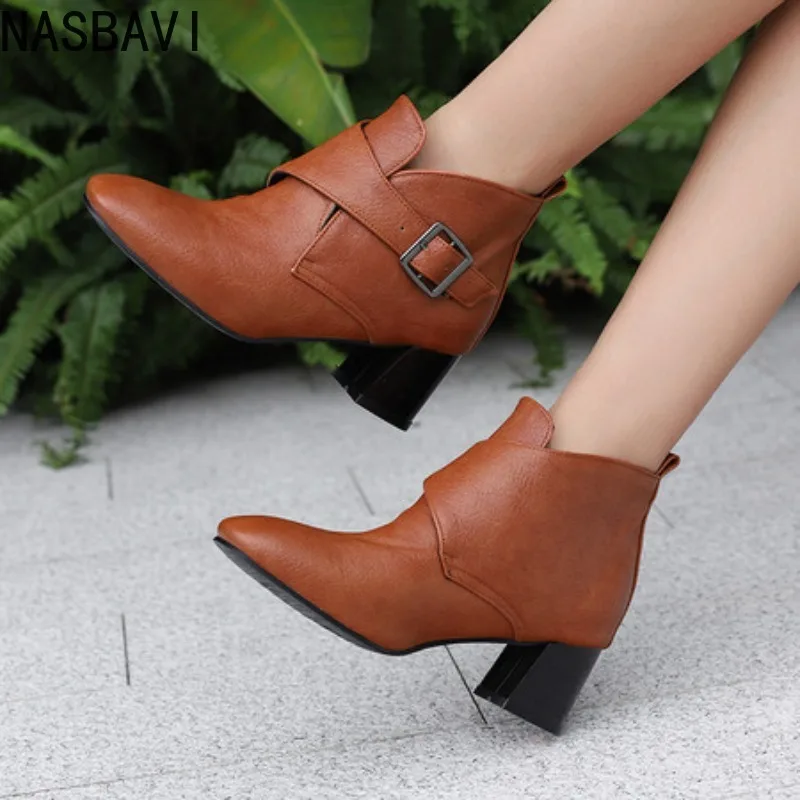 Autumn and Winter new style fashion high heels women boots round head Korean version metal decoration square heel women's boots
Autumn and Winter new style fashion high heels women boots round head Korean version metal decoration square heel women's boots