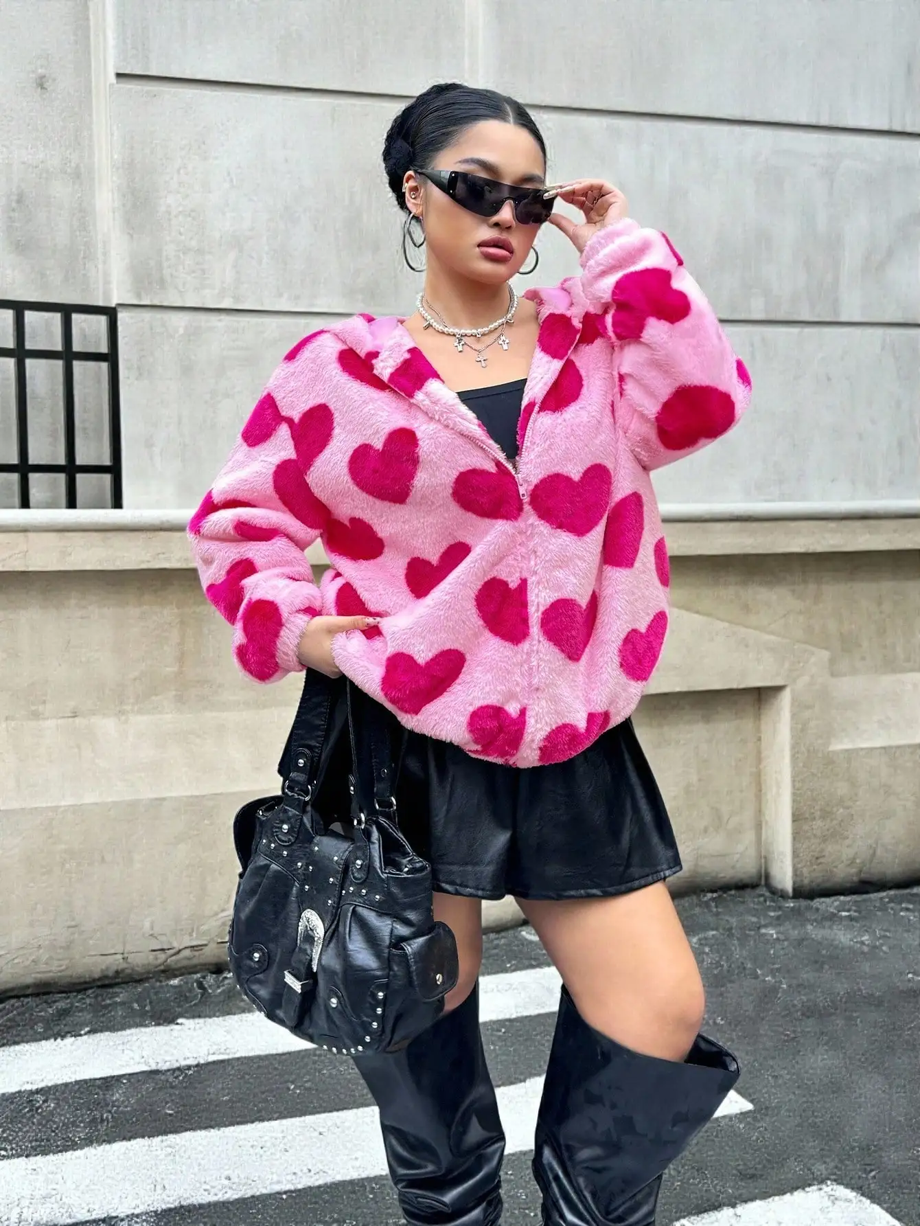 Женская пушистая куртка с капюшоном и принтом розового сердца, уютная осенне-зимняя верхняя одежда на молнии
Женская пушистая куртка с капюшоном и принтом розового сердца, уютная осенне-зимняя верхняя одежда на молнии