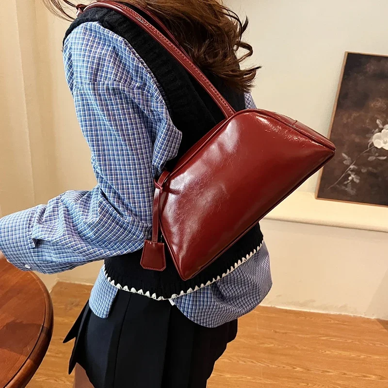 Small and High-End Underarm Single Shoulder Large Capacity Bag for Women's Daily Versatile Commuting Handbag
Small and High-End Underarm Single Shoulder Large Capacity Bag for Women's Daily Versatile Commuting Handbag