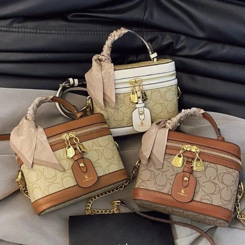 Elegant Leather Vintage Diaper Bag: Luxury Crossbody Handbag For Women With Designer Letter Logo And Large Tote Capacity
Elegant Leather Vintage Diaper Bag: Luxury Crossbody Handbag For Women With Designer Letter Logo And Large Tote Capacity