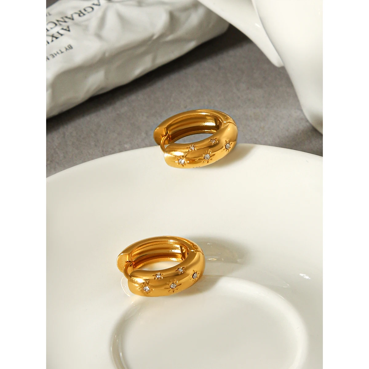 18K Gold Plated Stainless Steel CZ Starburst Hoop Earrings Tiny Huggie Hoop Exquisite Inlaid Zircon Jewelry For Women's Gift
18K Gold Plated Stainless Steel CZ Starburst Hoop Earrings Tiny Huggie Hoop Exquisite Inlaid Zircon Jewelry For Women's Gift