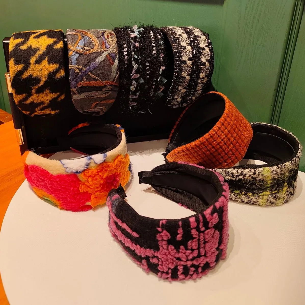 Autumn and Winter New Fashion Retro Wool Wide Headband High-end Warm Hair Accessory
Autumn and Winter New Fashion Retro Wool Wide Headband High-end Warm Hair Accessory