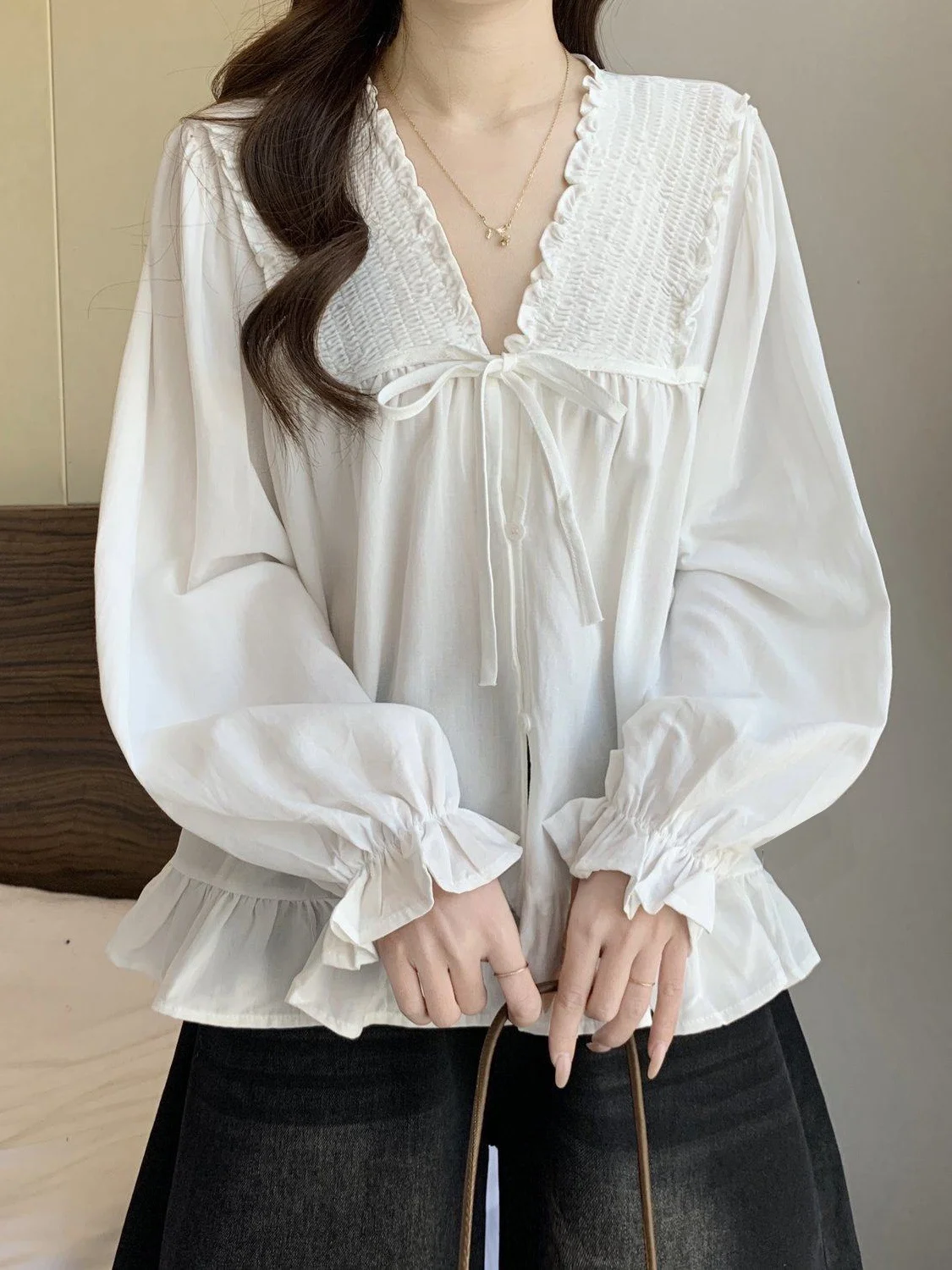 White V-neck Bell Sleeve Shirt Women's Fashion Spring New Large Size Doll Shirt Korean Style Commute Wind Loose Fit Long Sleeve
White V-neck Bell Sleeve Shirt Women's Fashion Spring New Large Size Doll Shirt Korean Style Commute Wind Loose Fit Long Sleeve